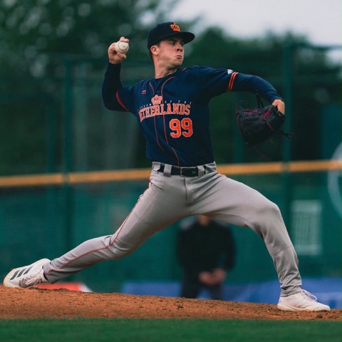 Gio de Graauw aan het pitchen voor het Nederlands honkbalteam